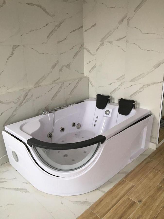 Yourapart Jacuzzi Przy Zamku Krolewskim Varşovia Exterior foto