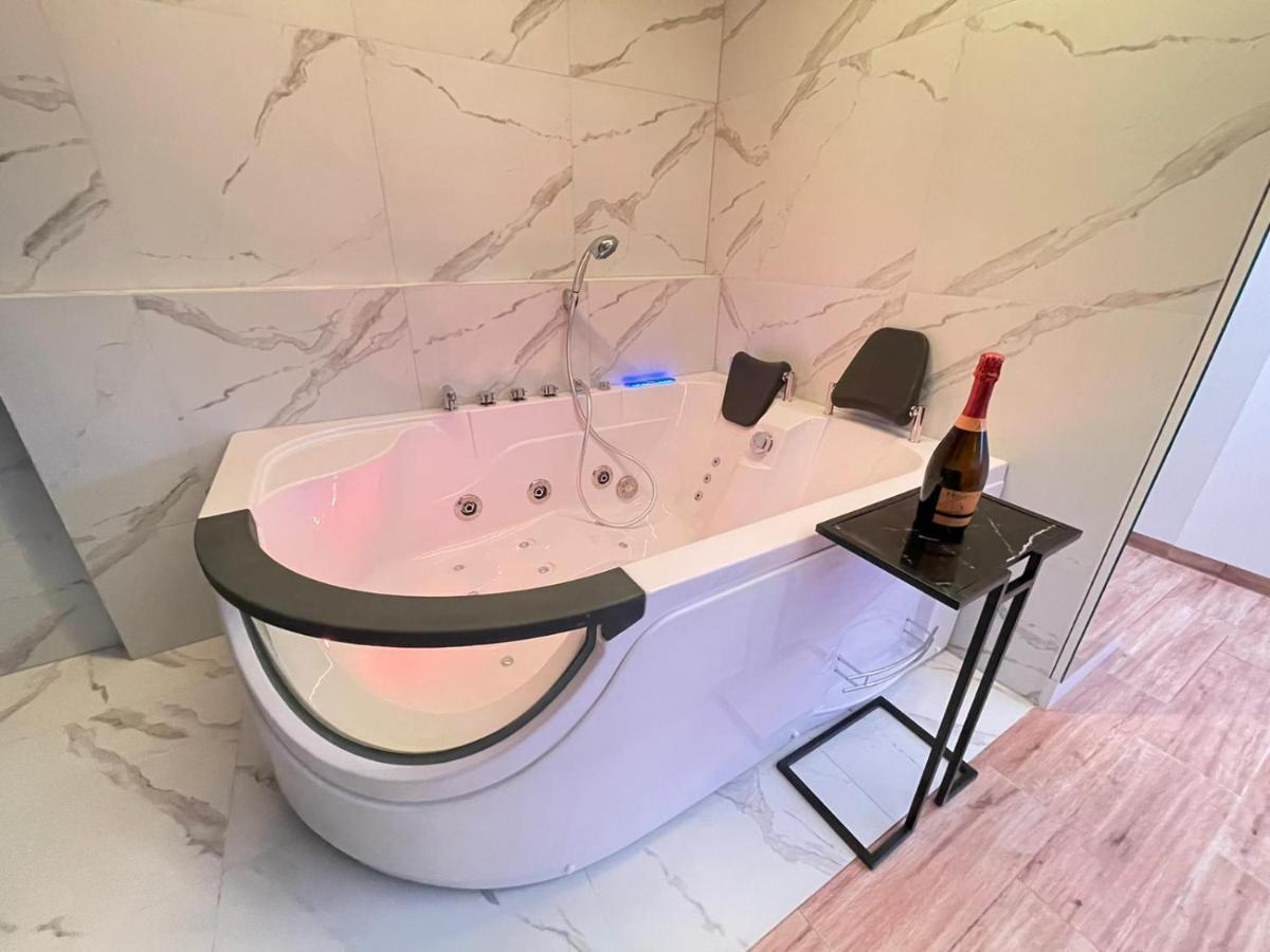 Yourapart Jacuzzi Przy Zamku Krolewskim Varşovia Exterior foto